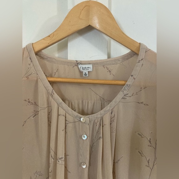 ARITZIA T. Babaton 100% silk floral sheer button down blouse cardigan - Picture 3 of 8